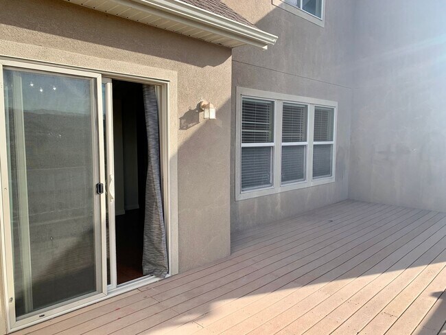 Building Photo - Riverton Townhome with Large Floorplan
