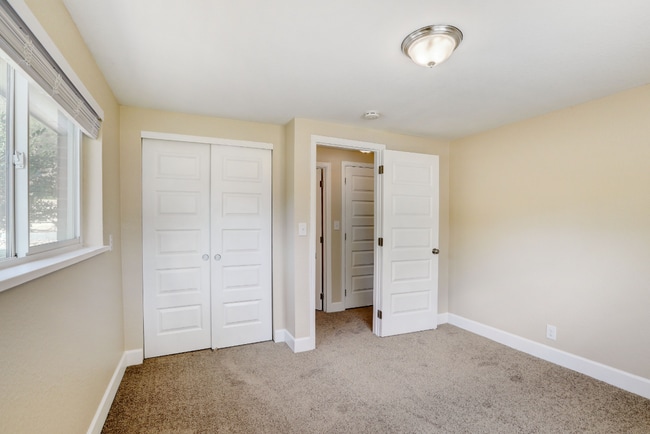Building Photo - Spacious & Modern Home in Crestmoor Park!