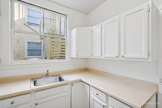 Building Photo - 2425 Fillmore St