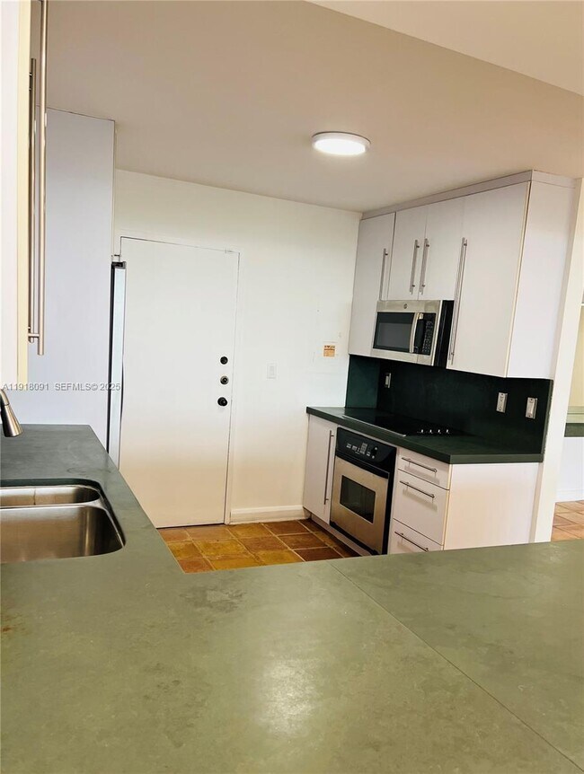 Building Photo - 1 Grove Isle Dr