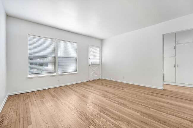 Building Photo - 567 3/4-557 Washington Blvd