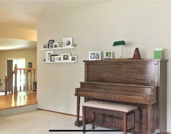 Building Photo - Open, bright and roomy with private backyard