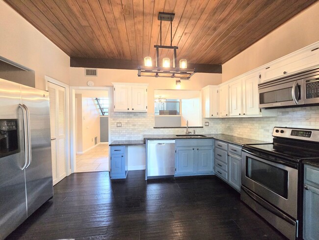 Building Photo - 3103 Eisenhauer Rd