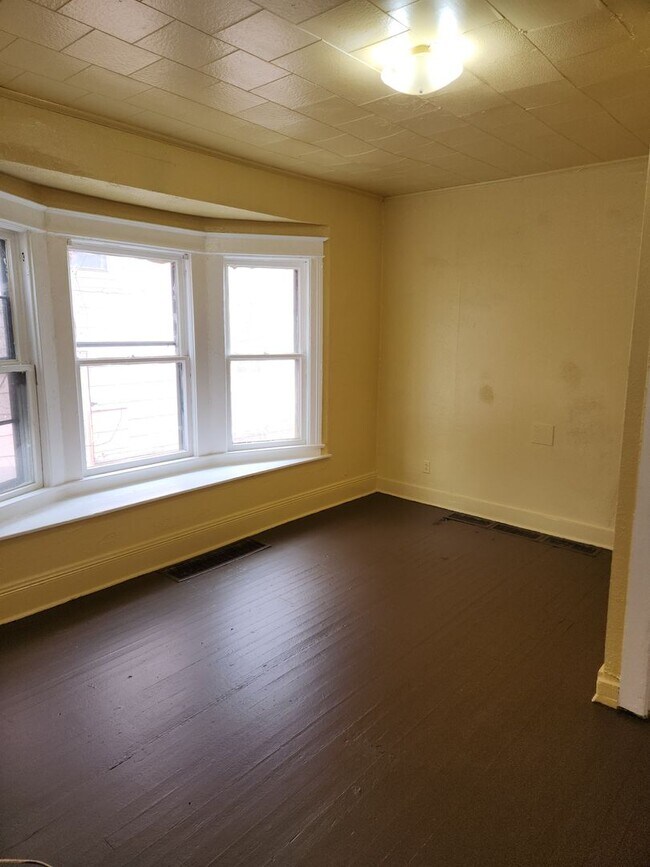 Building Photo - 11 Renwood St