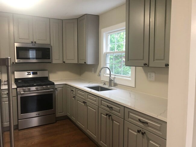 Building Photo - 18 Britton St