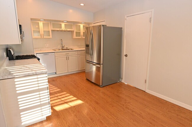 Building Photo - 1935 Jackson St