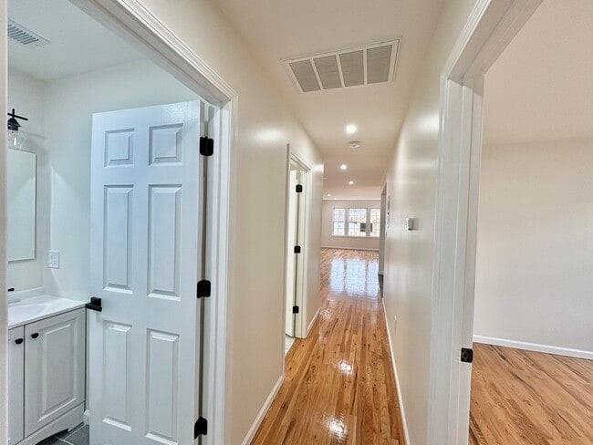 Building Photo - 156 Ridgewood Ave