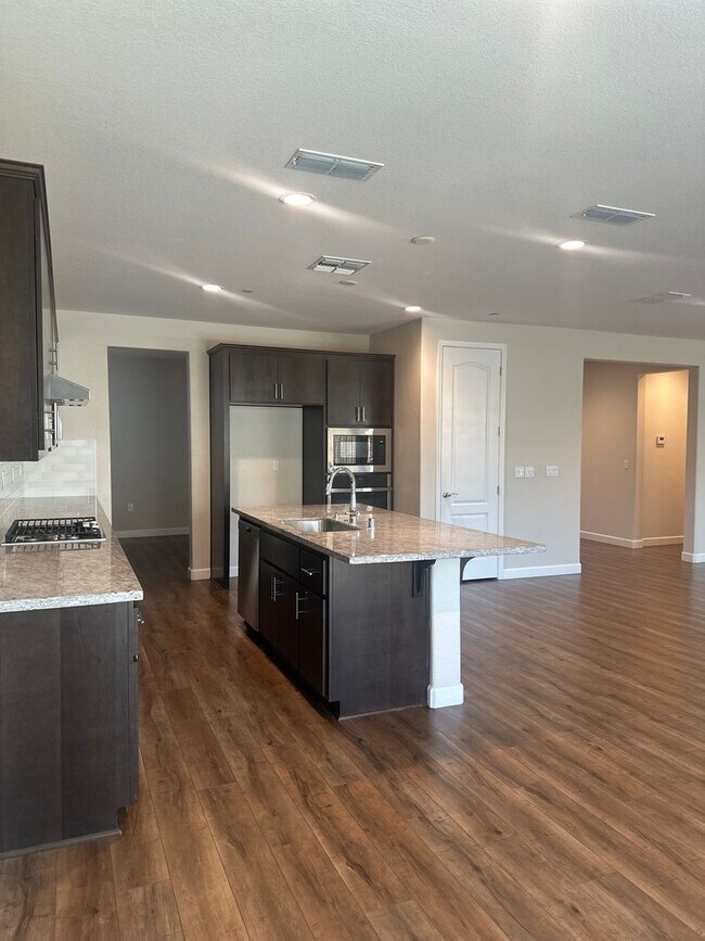 Building Photo - $500.00 off first full months if possessio...