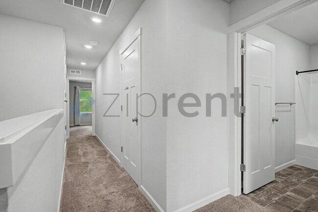 Building Photo - 4231 S Cloverhill Wy