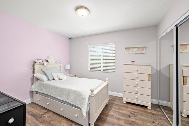 Building Photo - Gorgeous Eastlake Townhome!