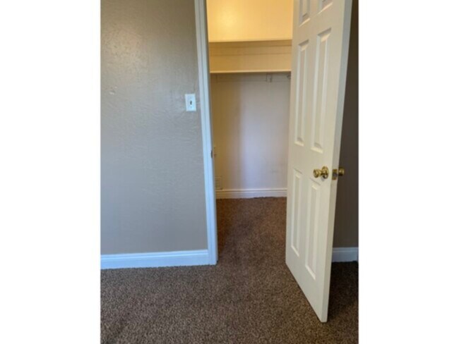 Building Photo - Freshly painted, update kitchen, near scho...