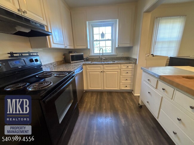 Building Photo - 2 Bedrooms, 1 Bath Condo located in South ...