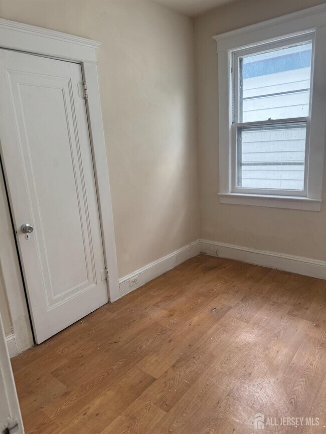 Building Photo - 127 Main St