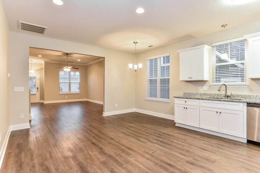 Building Photo - 1968 Brookshine Port