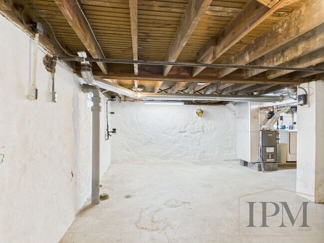 Building Photo - Available Now - Spacious 3-bedroom Home Lo...