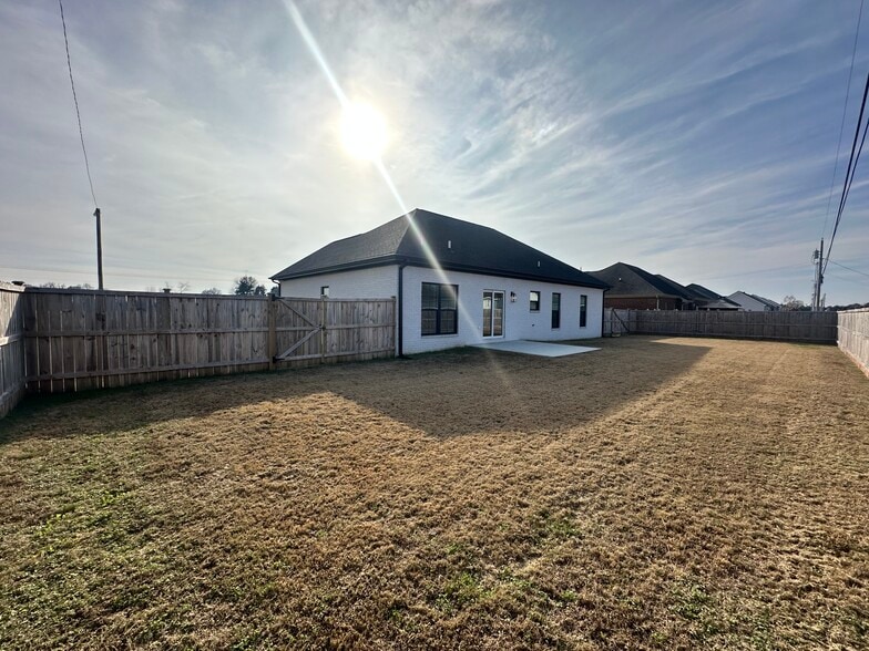 Building Photo - 210 Market St