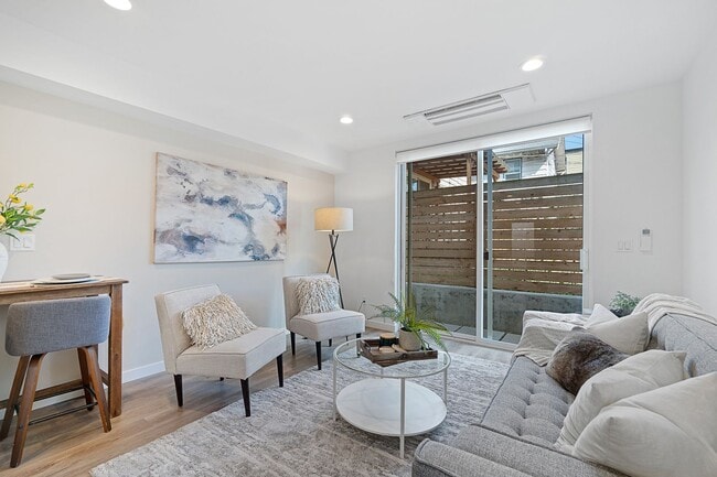 Building Photo - Modern 2bd/2ba Townhome with Rooftop & Par...