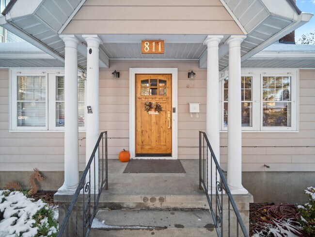 Building Photo - 811 W 13th Ave