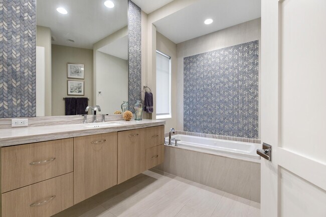 Building Photo - 3211 NE 27th Ave