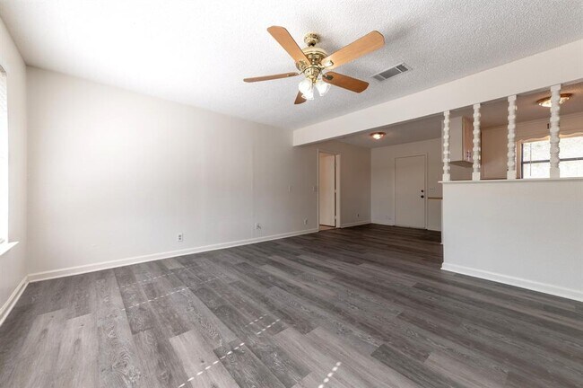 Building Photo - 606 E 2nd St