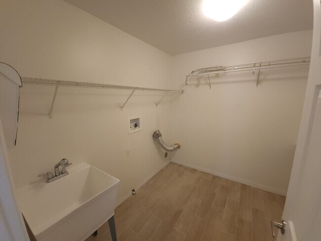Building Photo - Stunning 4-Bedroom, 2.5-Bathroom Home with...