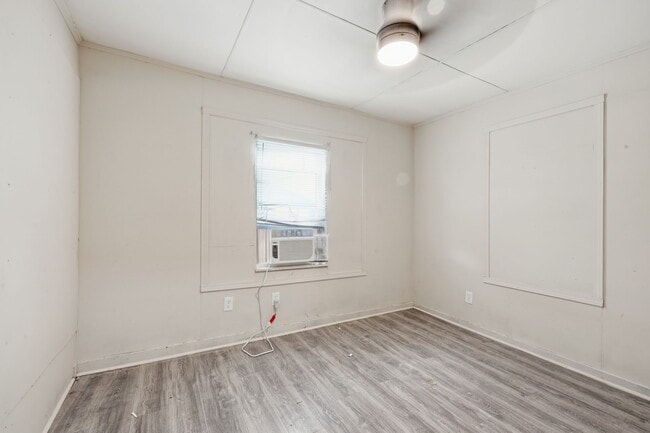 Building Photo - 140 Ambroise St