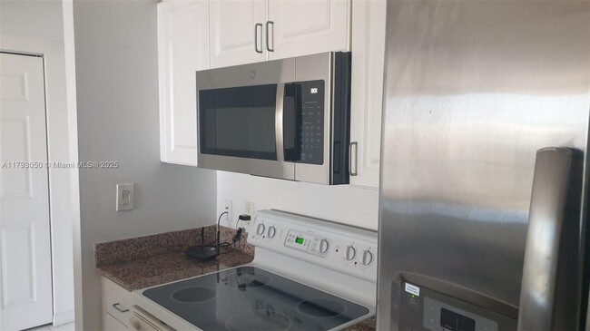 Building Photo - 1155 Brickell Bay Dr