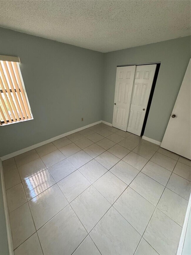 Building Photo - 852 NE 209th St