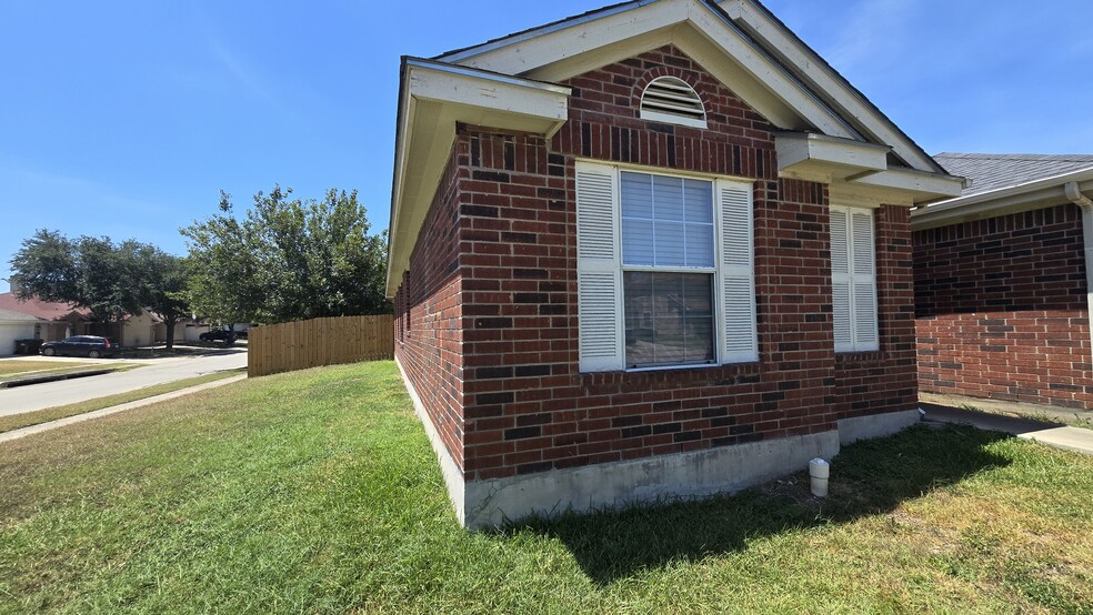 Building Photo - 8542 Snakeweed Dr