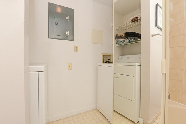 Building Photo - 2504 SE Anchorage Cove
