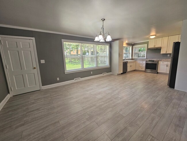 Building Photo - NEW LISTING!!!!!