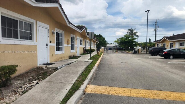 Building Photo - 3826 SW 48th Ave