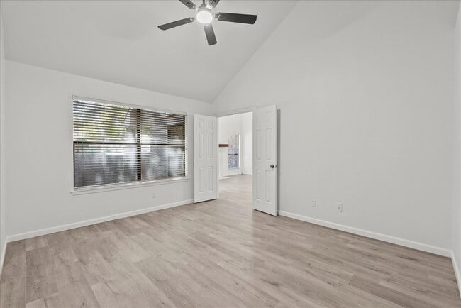 Building Photo - 16532 Holly Trail Dr