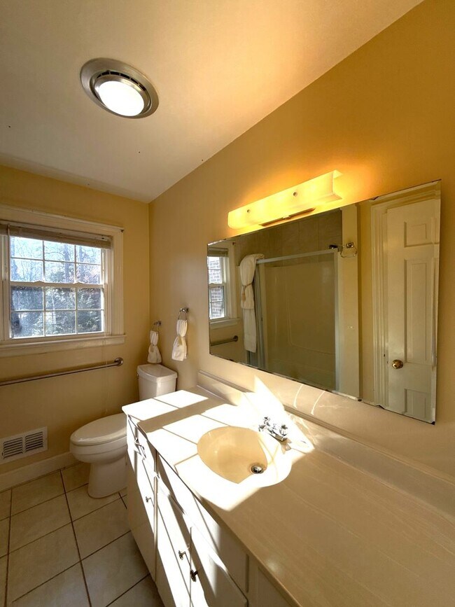 Building Photo - Beautiful 5 Bedroom 3 Bathroom House on Country Club Golf Course!