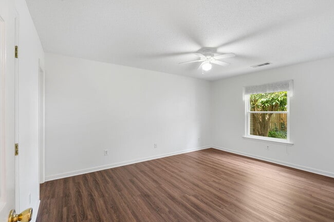 Building Photo - 115 Chloe Ln