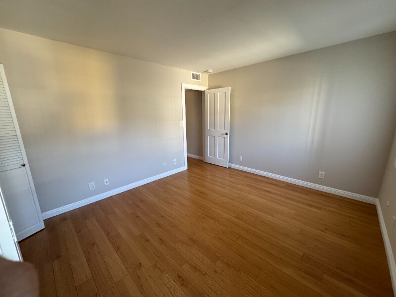 Building Photo - 624 E Cedar Ave