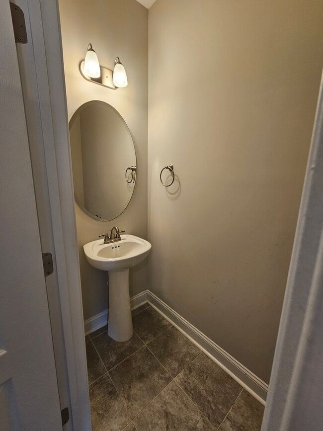 Building Photo - NEW LISTING!!!!!