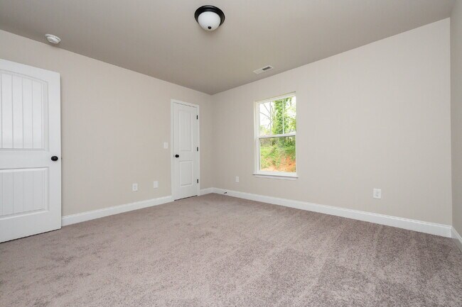 Building Photo - Elegant 2-Bedroom, 2.5-Bath Townhome Minutes from Downtown Greenville and walking distance to Swa...