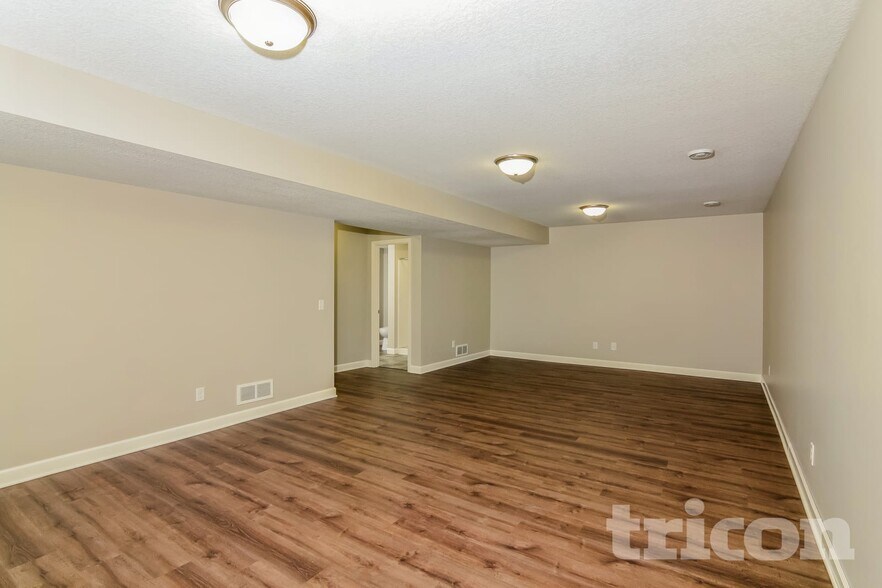 Building Photo - 14060 Ailesbury Ave