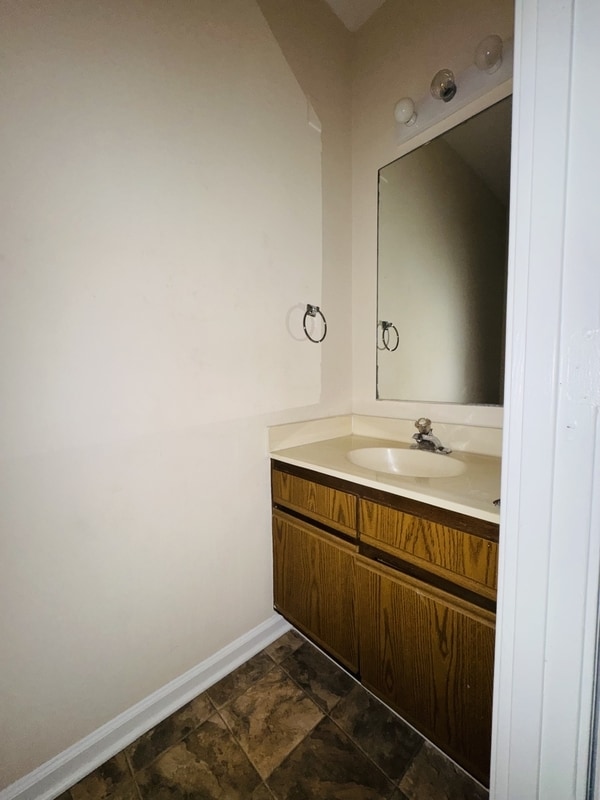 Building Photo - 1323 E 10th St