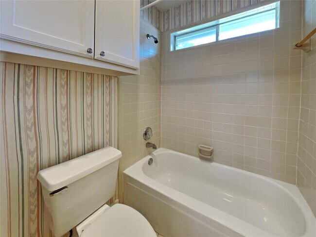 Building Photo - 1306 Silverleaf Dr