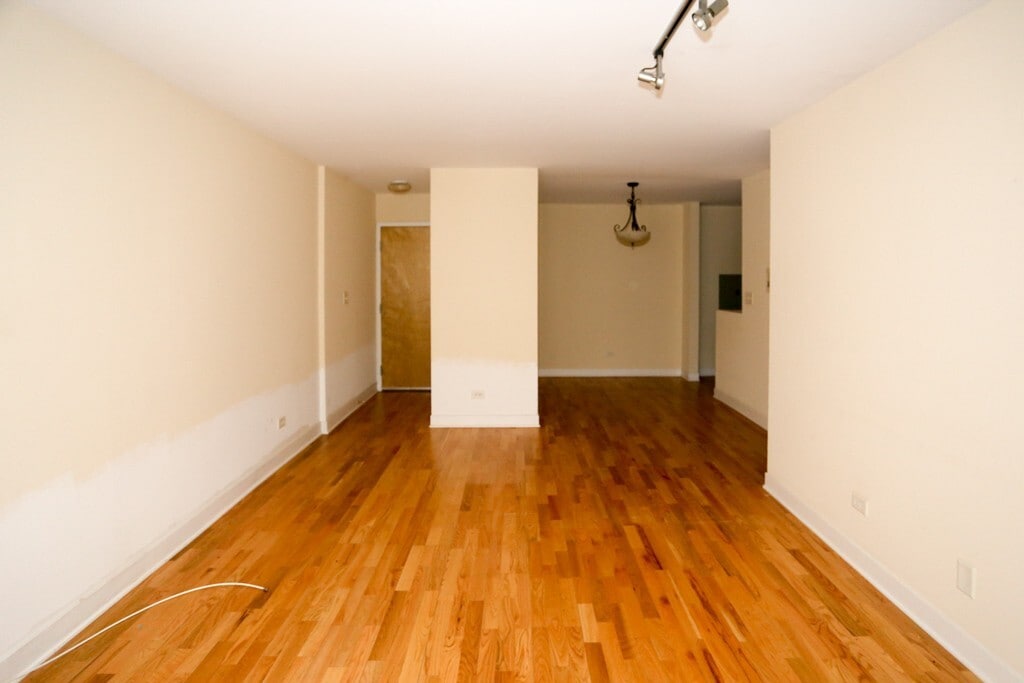 Building Photo - 630 W Wrightwood Ave