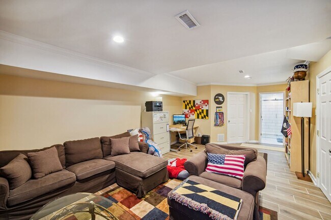 Building Photo - Wonderful 2BR/3.5BA townhouse located in B...
