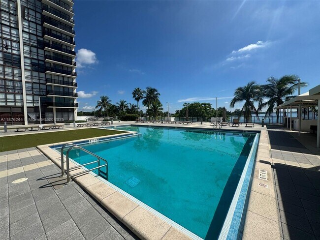 Building Photo - 600 NE 36th St