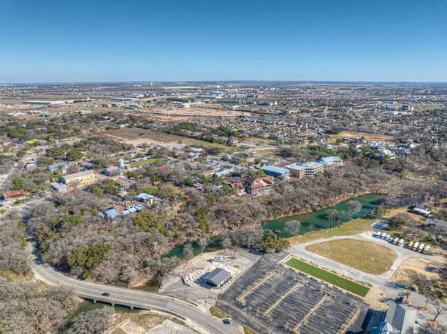 Building Photo - 1033 Easy Gruene