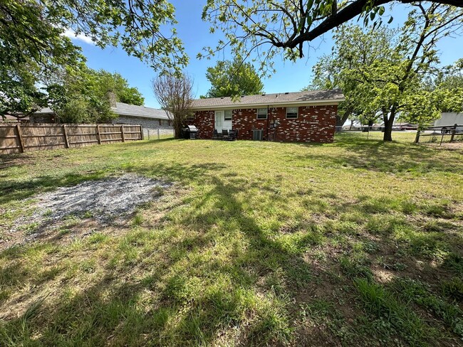 Building Photo - Charming updated Owasso Home!