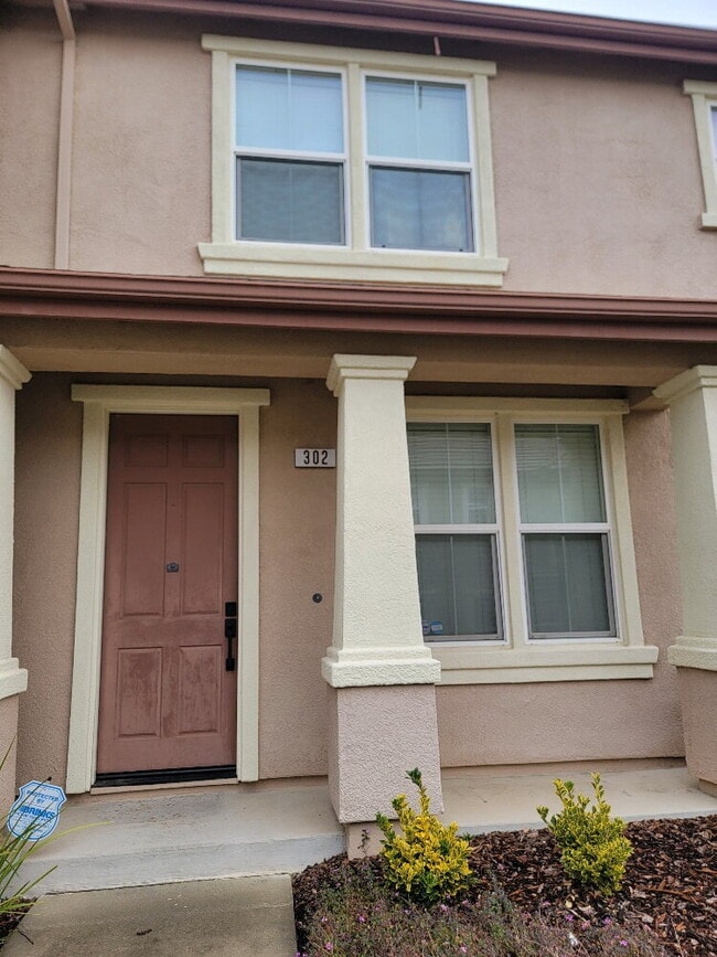 Building Photo - Gorgeous Condo in the heart of Folsom Community