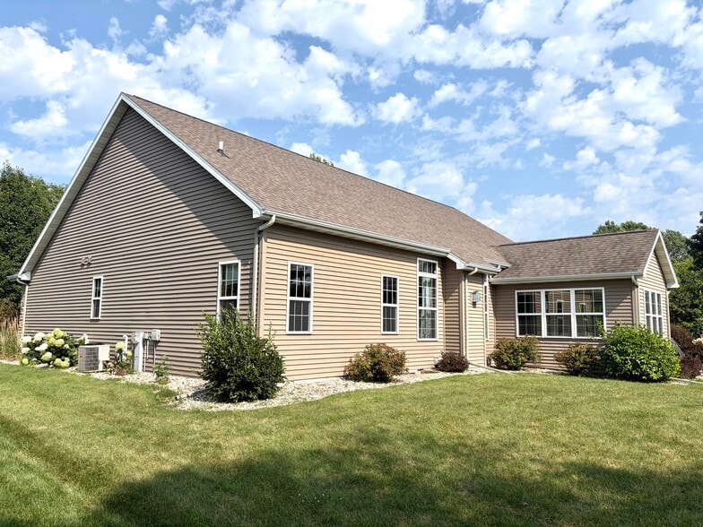 Building Photo - 2701 E Glenhurst Ln