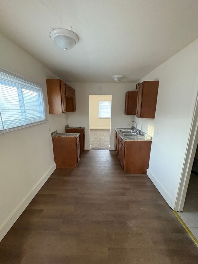 Building Photo - Spacious 4 Bedroom, 1 Bathroom Single Family Home