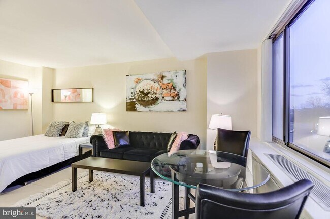 Building Photo - 1111 Arlington Blvd